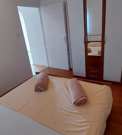 Viki Apartment *