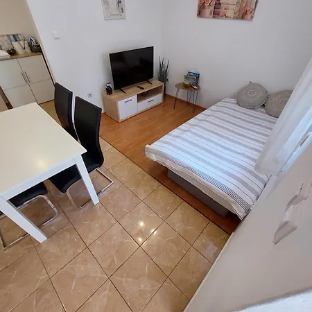 Viki Apartment *