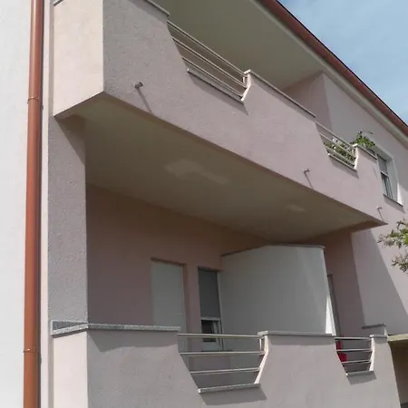 Viki Apartment *